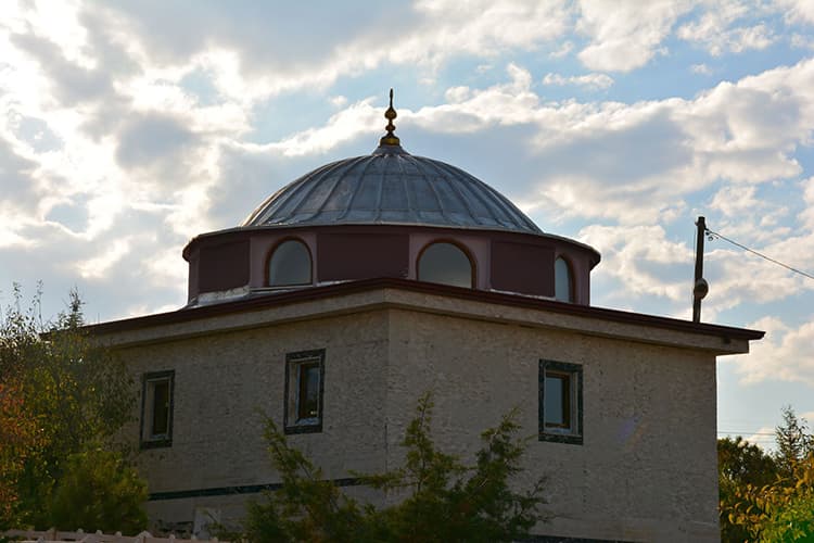 Türbe avlusu ve çevre görünümü